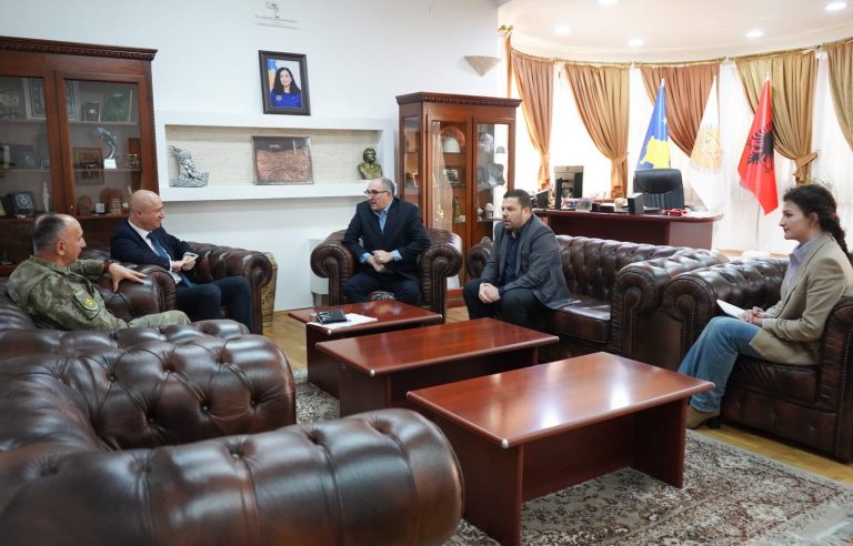 Kryetari Totaj pret në takim Konsullin e Përgjithshëm Turk, Celal Doğan dhe Kolonelin Sabri Gokhan Karamürsel