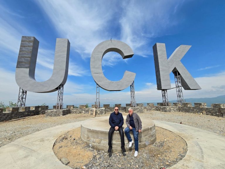 Kryetari Totaj dhe ish komandanti i UÇK-së, Xhemshit Krasniqi vizituan memorialin i cili mban simbolet e UÇK-së.