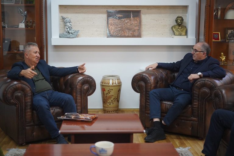 Totaj pret në takim akademikun nga Turqia, Necdet Saglam