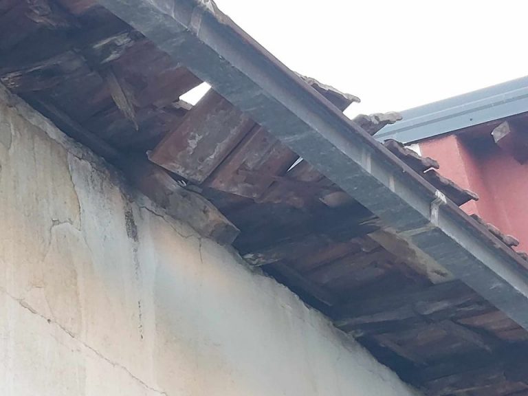 Shtëpia e pabanueshme në Prizren që po rrezikon qytetarët e në veçanti fëmijët