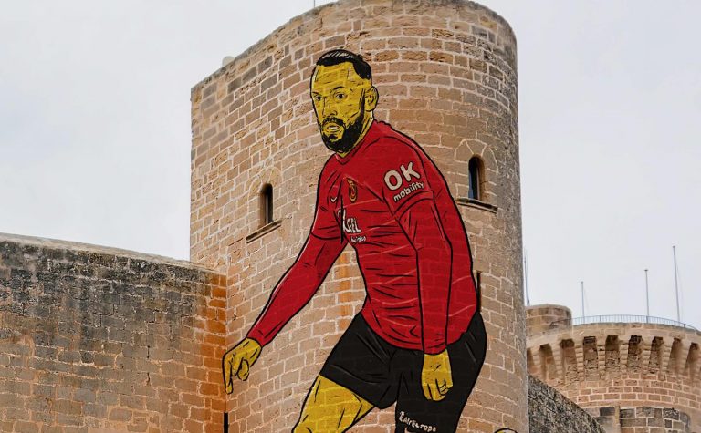 Murali i Vedat Muriqit nuk është real, imazhi u krijua përmes “Adobe Photoshop”