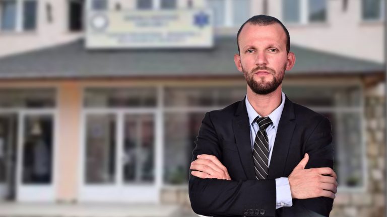 Punonjësi i QMF-1 në Prizren, Pranver Asllani pretendon se i është bërë e padrejtë në vendin e punës