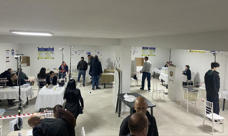 Mbyllen qendrat e votimit në veri