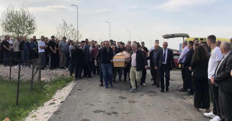 Nis ceremonia e varrimit të 21 vjeçares që u vra dje në Ferizaj