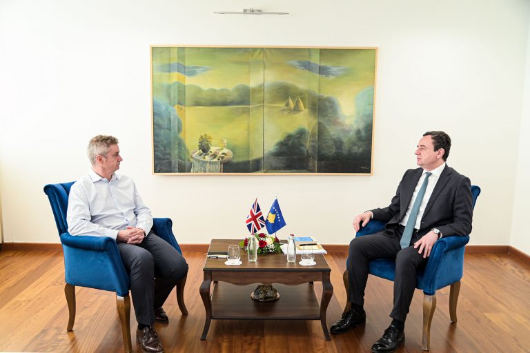 Kryeministri Kurti mirëpriti Ambasadorin e Mbretërisë së Bashkuar, Jonathan Hargreaves