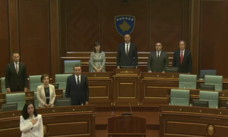 Seanca për Betejën e Koshares nis me himn shtetëror e kombëtar, të ftuar dhe ish-komandantë