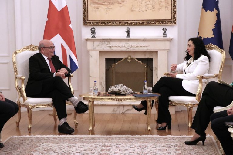 Peach mbërrin në Kosovë, takon Osmanin e Kurtin