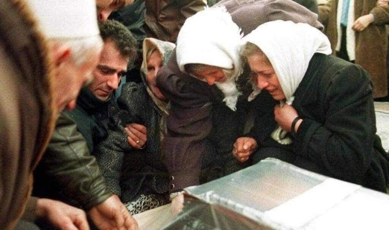 Kurti kujton të rënët në Polac të Drenicës gjatë luftës: Nuk do të reshtim së kërkuari drejtësi për viktimat