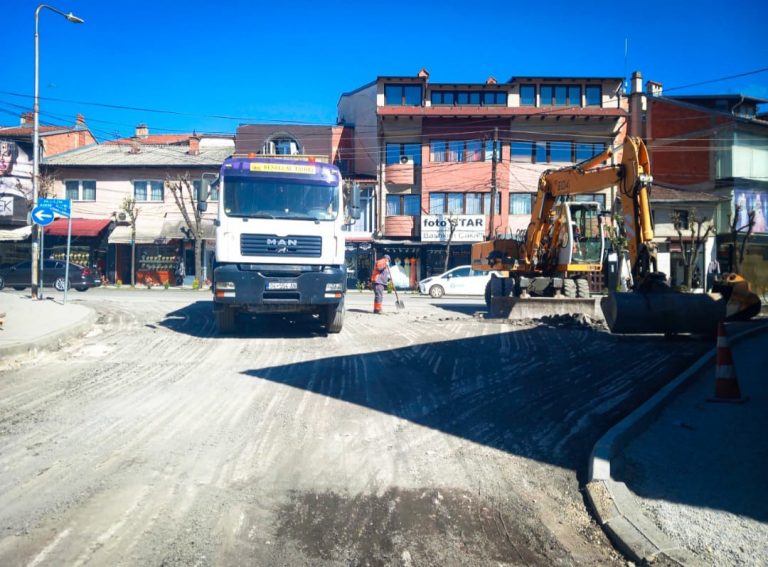 Vazhdojnë punimet në rrugët “Fehmi Lladrovci” dhe “Xhemil Fluku” në Prizren