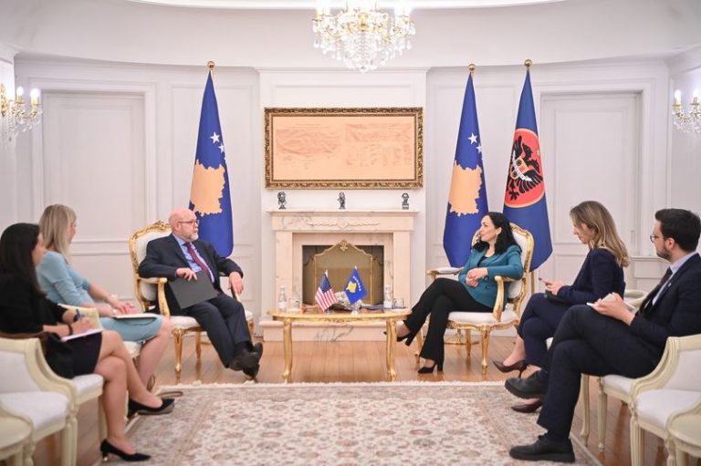 Presidentja Osmani në takim me ambasadorin amerikan Jeffrey Hovenier, diskutojnë edhe për kërcënimet nga Sërbia