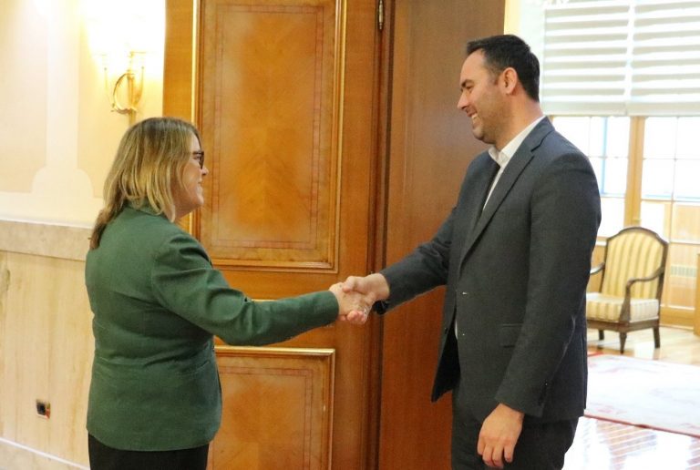Kryetari Konjufca priti në takim shefen e zyrës së KiE në Kosovë, Mary Ann Hennessey