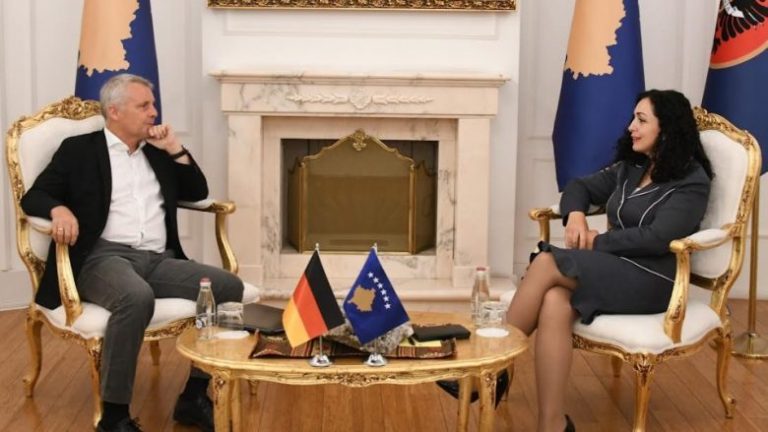 Presidentja Osmani në ofanzivë për KiE, në takim edhe me ambasadorin gjerman