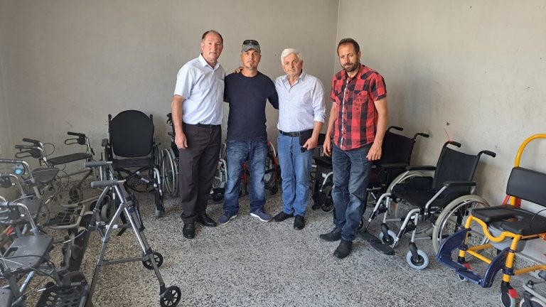 Bashkatdhetarët nga Zhuri dhurojnë karroca për personat në nevojë