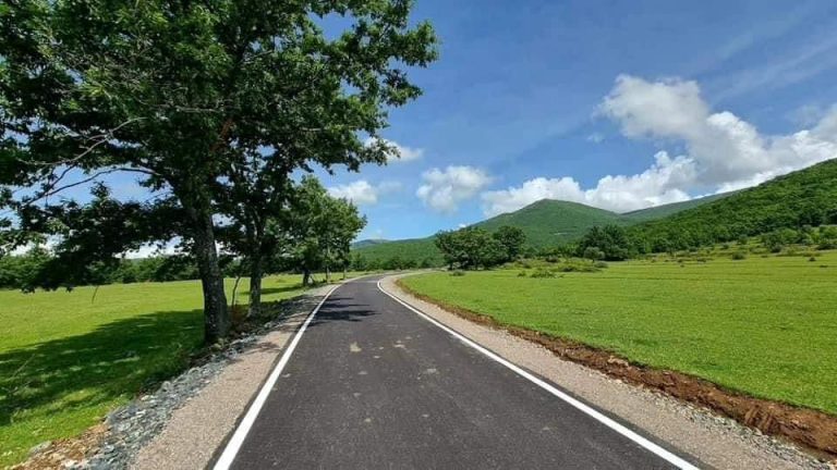 Hapet rruga që lidh fshtarta e Hasit të Shqipërisë me Kosovën