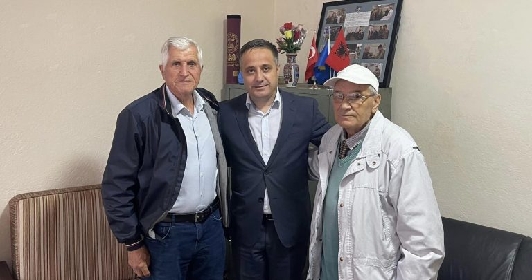 Selmanaj viziton pensionistët dhe invalidët e punës: Më erdhi keq që rrymën, ujin dhe mirëmbajtjen e paguajnë me financa të veta