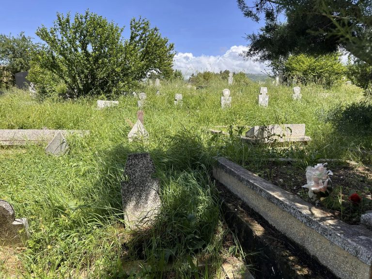 Arrestohen dy persona në Prizren për dëmtim të varrezave