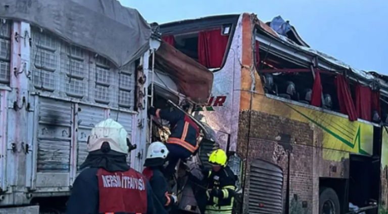 10 të vdekur e 39 të plagosur nga përplasja e një autobusi me një kamion e dy makina në Turqi