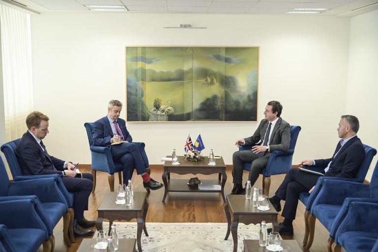 Kurti takoi ambasadorin e Mbretërisë së Bashkuar, anëtarësimi i Kosovës në KiE ishte temë e diskutimit
