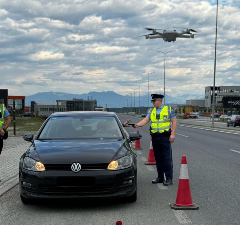 Policia edhe me dron i përcjell kundërvajtësit në trafik