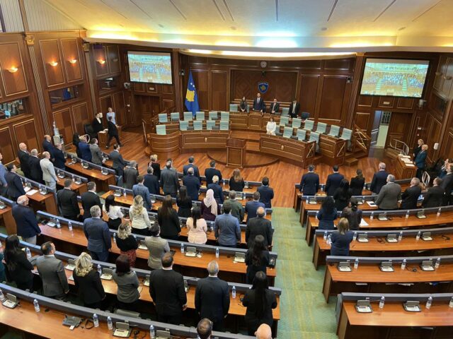 Kuvendi nderon Ukshin Hotin me një minutë heshtje