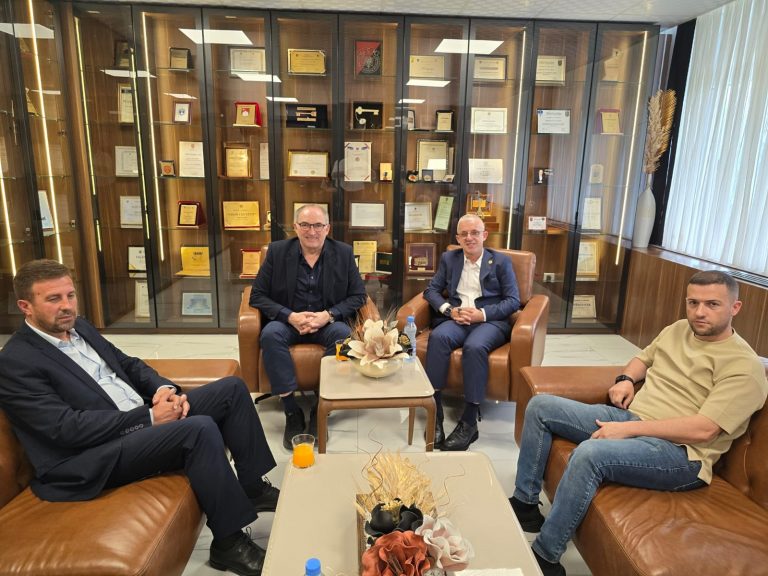 Shaqir Totaj dhe drejtori Rasim Demiri vizituan sot humanistin Halil Kastrati
