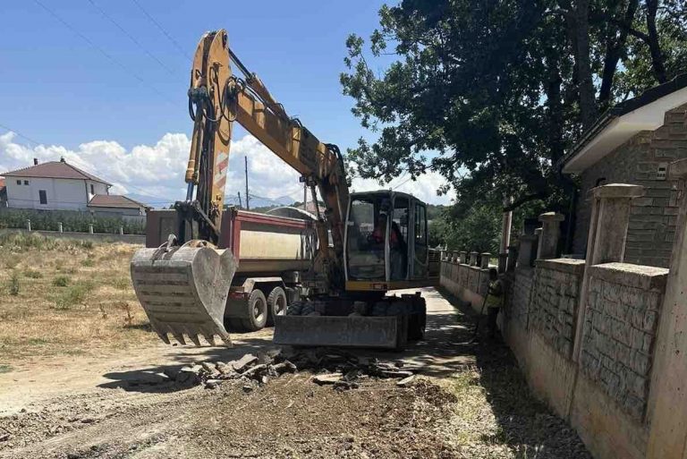 Fillon përgatitja e terrenit për asfaltimin e rrugës në fshatin Karashëngjergj të Prizrenit