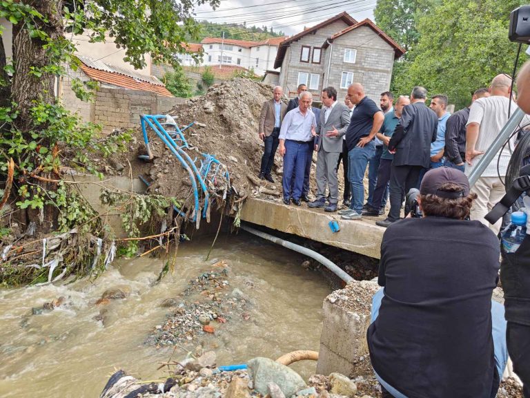 Vërshimet nga shiu – Kurti shkon në Dragash, premton mbështetje nga institucionet