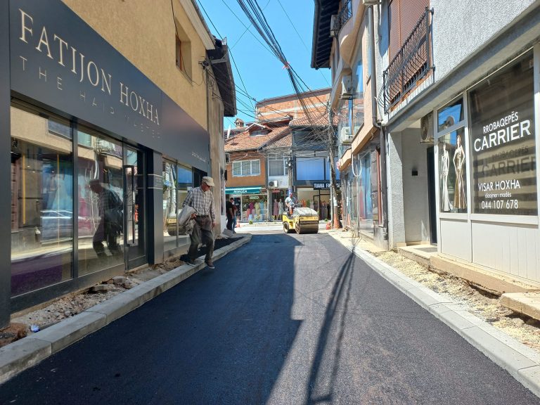 Asfaltohet rruga “Ardian Zurnaxhiu” në Prizren