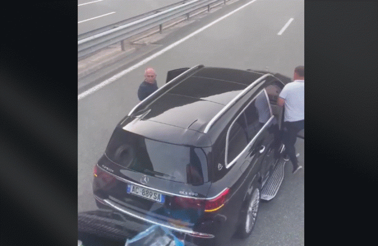 Vetura me tabela të Shqipërisë ndalon autobusin nga Kosova dhe sulmon shoferin
