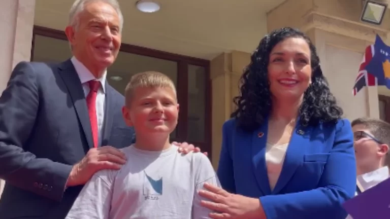 Osmani e njofton Tony Blair me djalin e heroit Afrim Bunjakut, ai ishte duke qëndruar me nxënësit jashtë Kuvendit