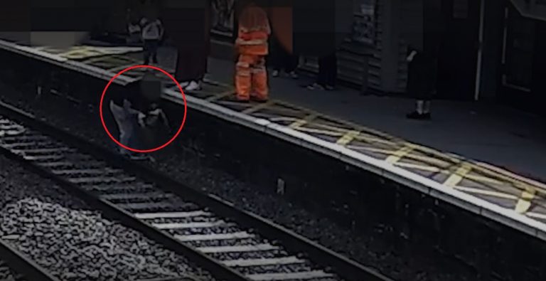 Momenti kur një 3-vjeçar shpëtohet nga shinat pak sekonda para se të kalonte treni në Angli