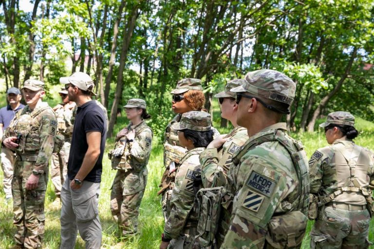 Ushtarë të KFOR-it mbajnë trajnim me anëtarë të Shoqatës së Kërkimit dhe Shpëtimit të Kosovës