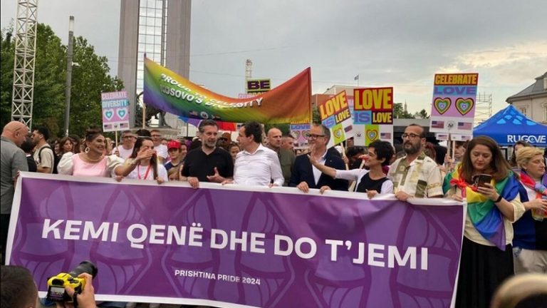 Kryeministri me ministra i prijnë Paradës së Krenarisë