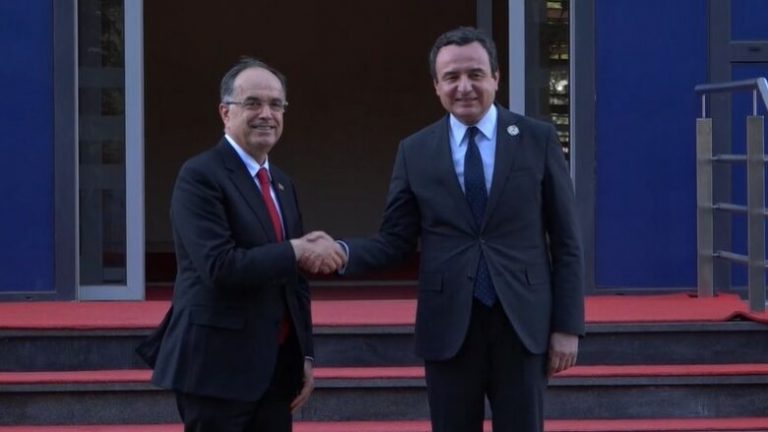 Kurti pret Begajn: ​Kosova përjetë falënderuese ndaj Shqipërisë