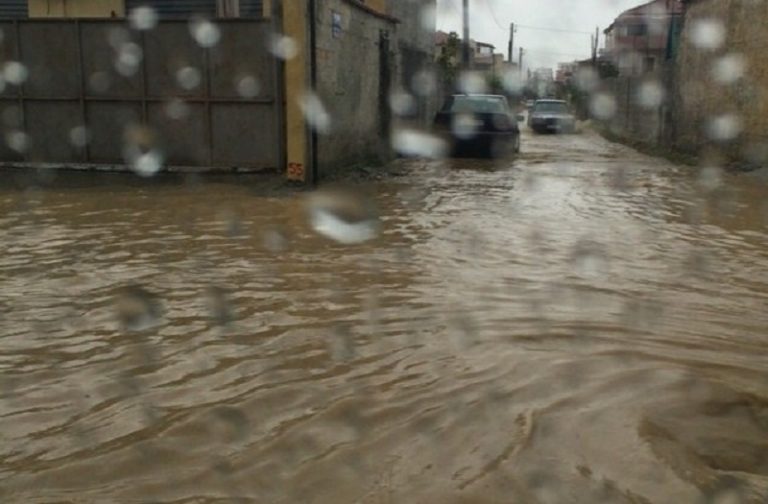 Reshje shiu në dy ditët e ardhshme, paralajmërohen vërshime në disa zona