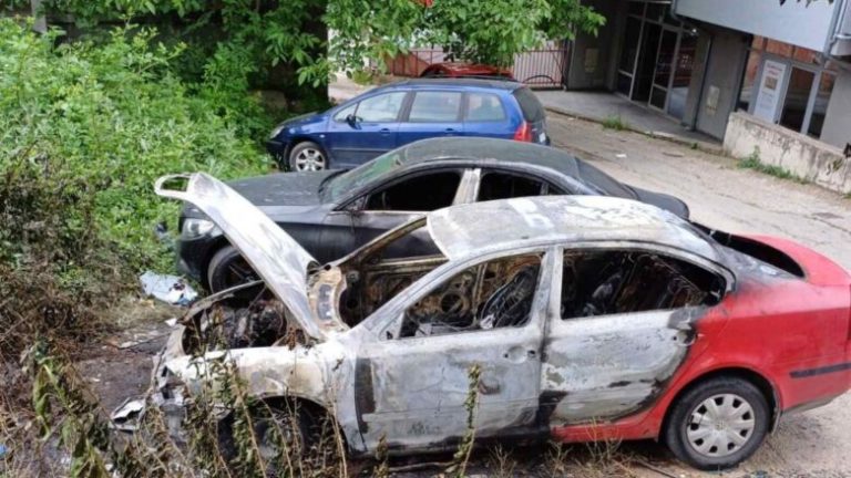 Digjen dy vetura me targa serbe në veri