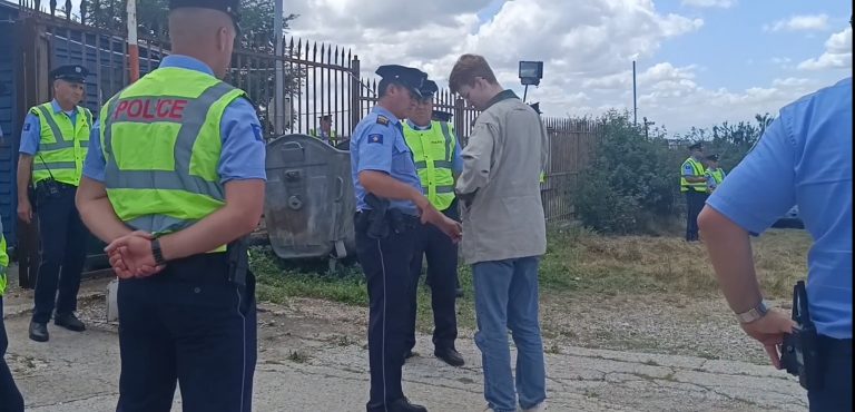 Policia largon flamujt e bluzat provokuese nga serbët në Gazimestan