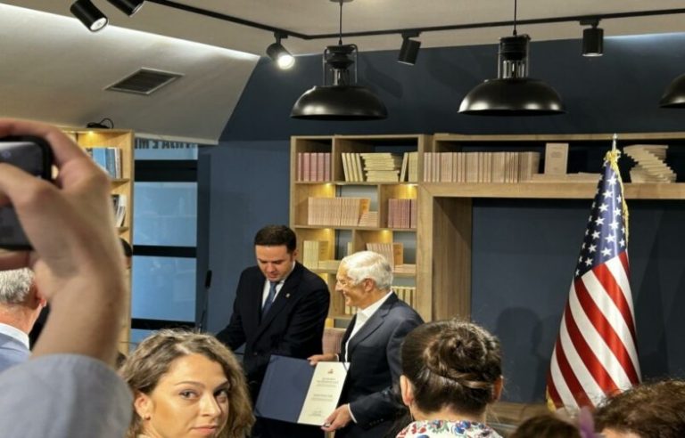 Gjenerali amerikan Wesley Clark në Kosovë, i ndahet dekorata “Ibrahim Rugova” nga Abdixhiku