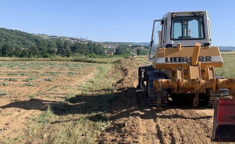 Drejtoria e Bujqësisë dhe Zhvillimit Rural ka filluar punimet në hapjen e rrugëve fushore në disa fshatra të Prizrenit