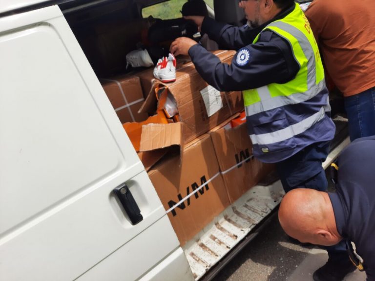 Dogana ndalon një kombi me patika false në rajonin e Prizrenit