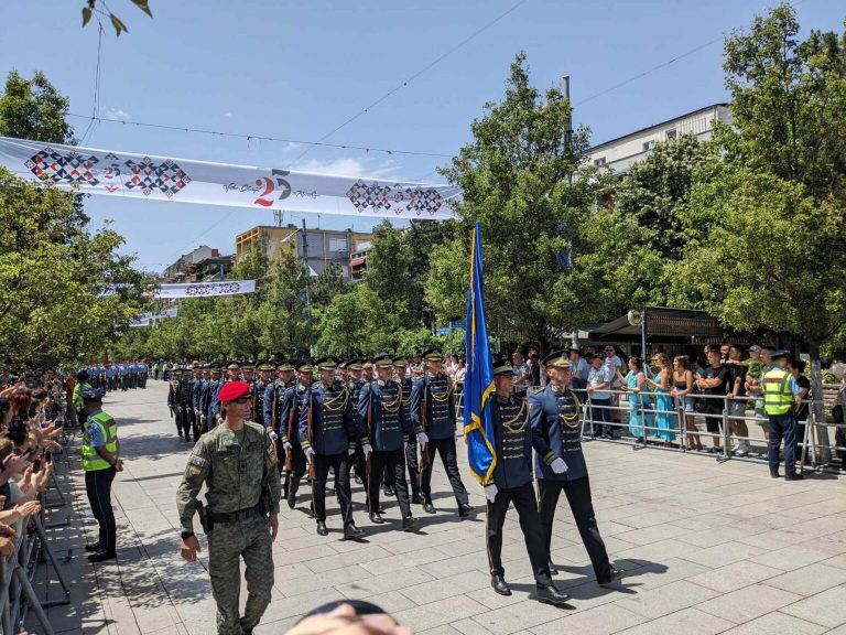 Nis parakalimi i ushtarëve të FSK-së dhe pjesëtarëve të Policisë së Kosovës