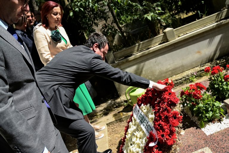 Kurti vendos lule te varri i Sami Frashërit në Stamboll: Mërgimtar i arrirë, që s’e harroi kurrë vendin e tij