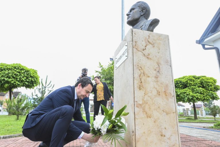 Kurti viziton shtëpinë muze me rastin e shënimit të 81 vjetorit të lindjes së Ukshin Hotit