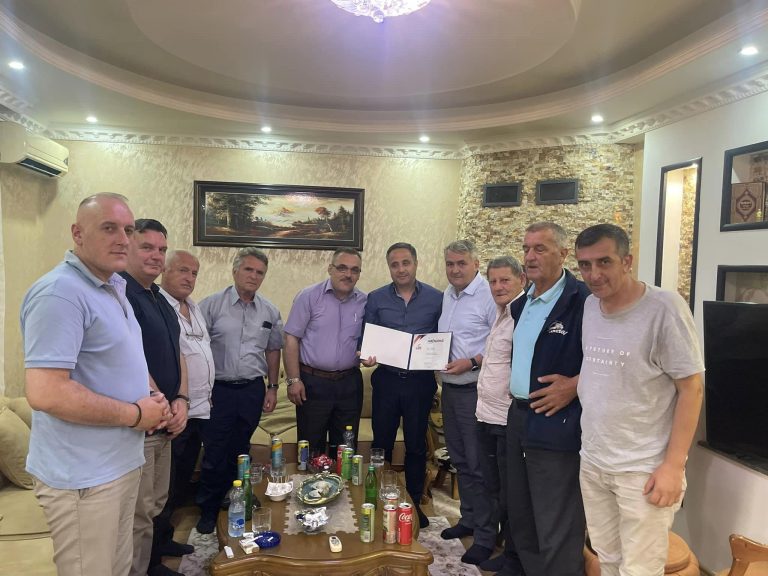 Selmanaj vizitoi familjet e veprimtarëve të LDK-së, Sali Gashi dhe Asllan Martinaj