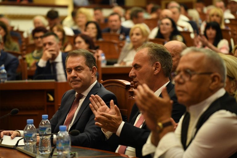 Fatmir Limaj në Parlamentin e Shqipërisë, nderohet për kontributin e dhënë për lirinë e Kosovës