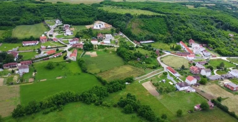 Kryetari Totaj përshëndet qytetarët me pamje të fshatit Smaq të Prizrenit