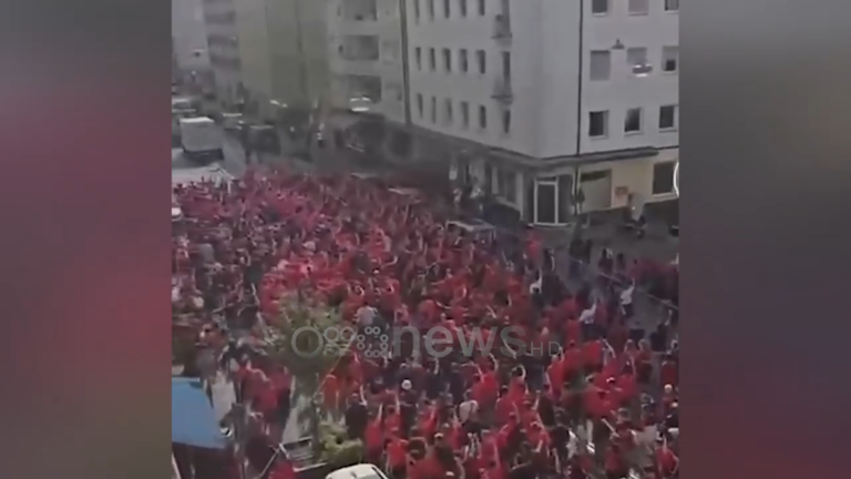 Uragan i tifozëve kuq e zi në rrugët e Dortmundit