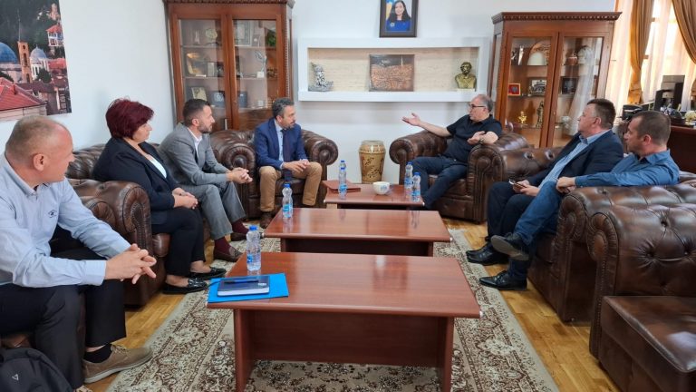 Kryetari Totaj takohet me kryetarin e KQZ-së, Kreshnik Radoniqi