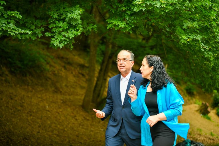 Presidenti i Shqipërisë vjen për Ditën e Çlirimit, nesër Kuvendi mban seancë solemne