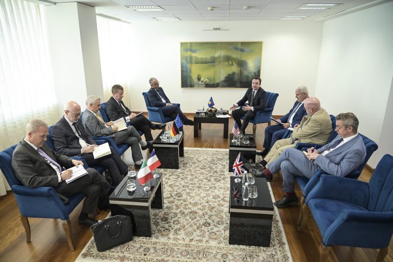 Kurti takoi ambasadorët e QUINT-it dhe të BE-së në Kosovë, temë ishte hapja e Urës së Ibrit